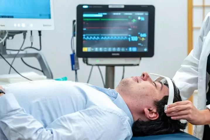 Sonovum GmbH Dresden - Headset with ultrasound probes on the test subject (Source: SMWA / Kristin Schmidt) 