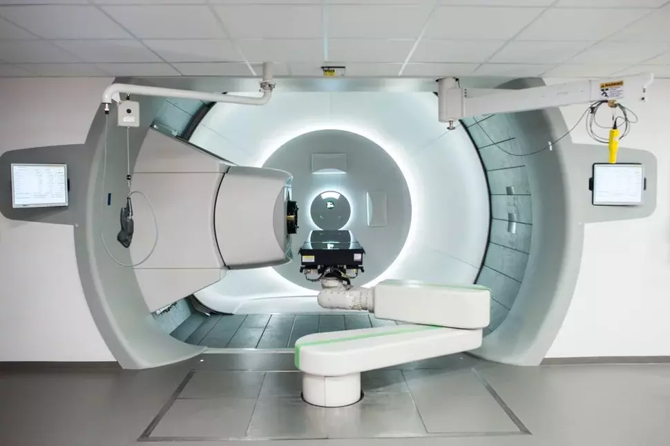 Around 80 physicians, physicists, biologists and computer scientists from 38 countries are working on individualized proton therapies at the National Center for Radiation Research in Oncology "OncoRay". Picture: Gantry proton therapy system (Source: University Hospital Dresden / Philip Benjamin)