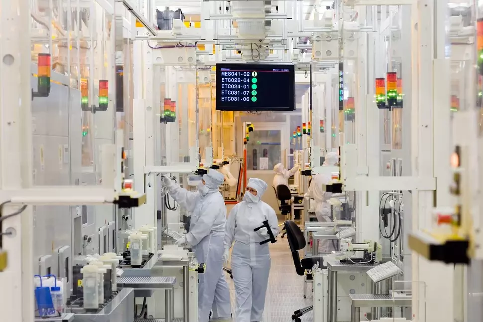 Bei Infineon Technologies Dresden durchlaufen jede Woche Tausende von Silizumscheiben die hochkomplexe Fertigung in Reinraumklasse 1. (Quelle: Infineon Technologies)