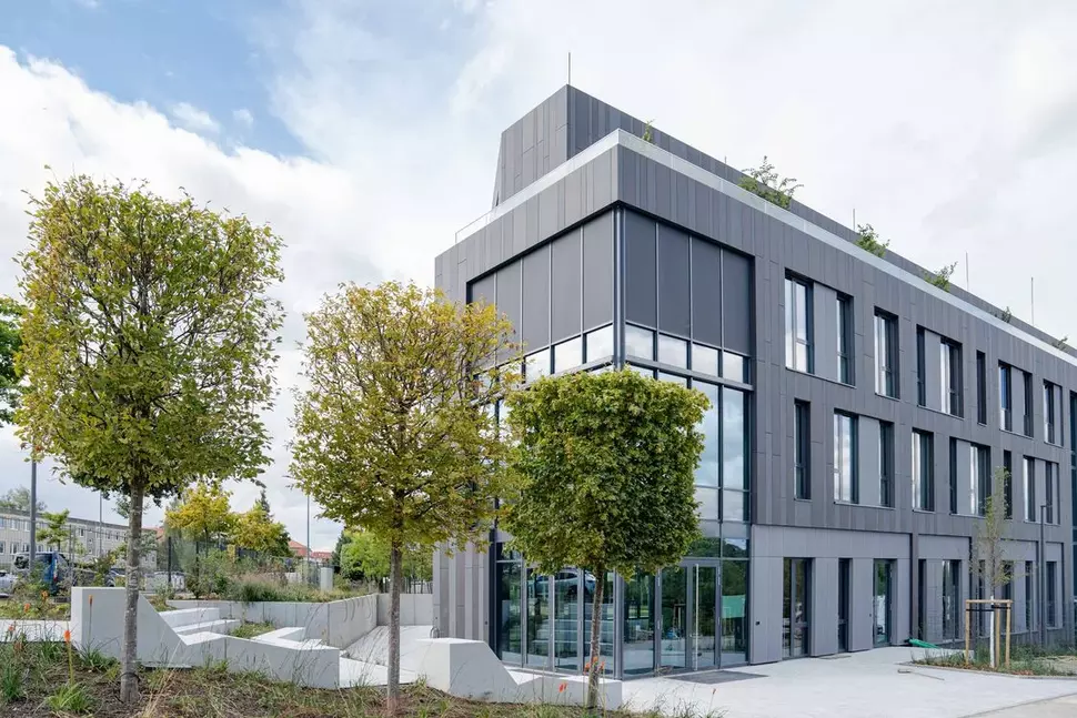 Exterior view of the extension to tracetronic's premises on Stuttgarter Straße in Dresden