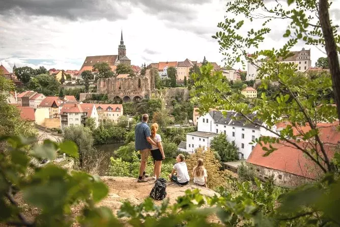 Wanderer mit Blick auf die historische Altstadt von Bautzen