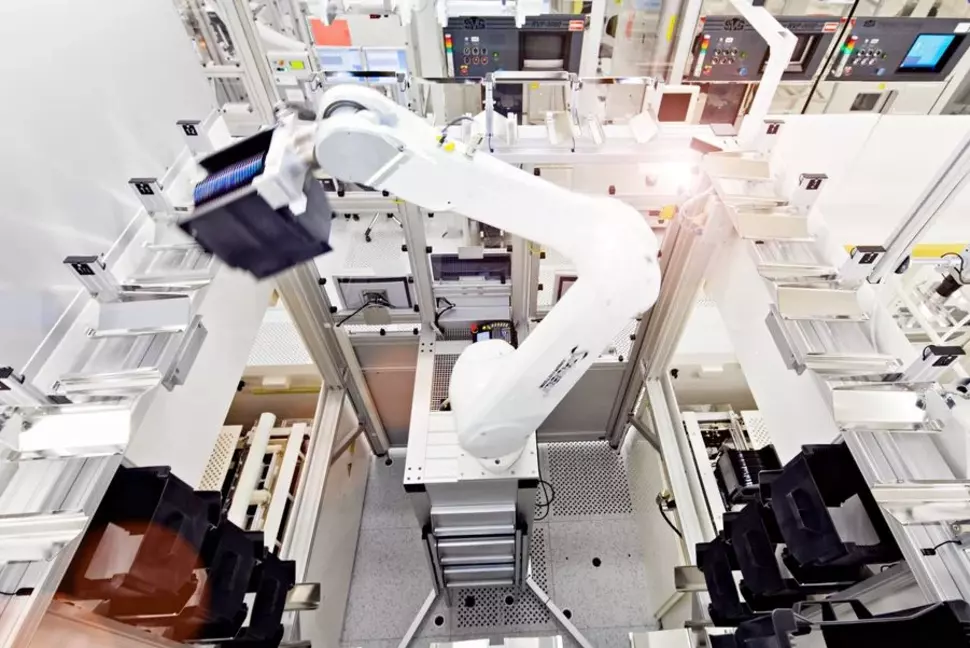 Loading robots at the Infineon Technologies plant in Dresden (Source: Infineon Technologies)