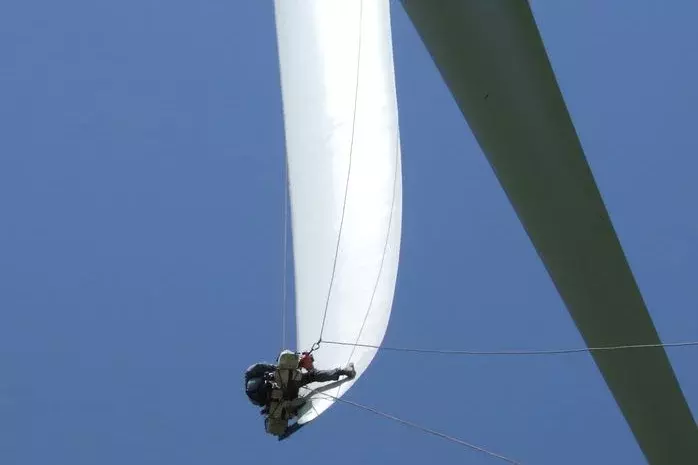 Maintenance work on an offshore wind turbine (Source: cp.max Rotortechnik GmbH & Co. KG, Dresden)