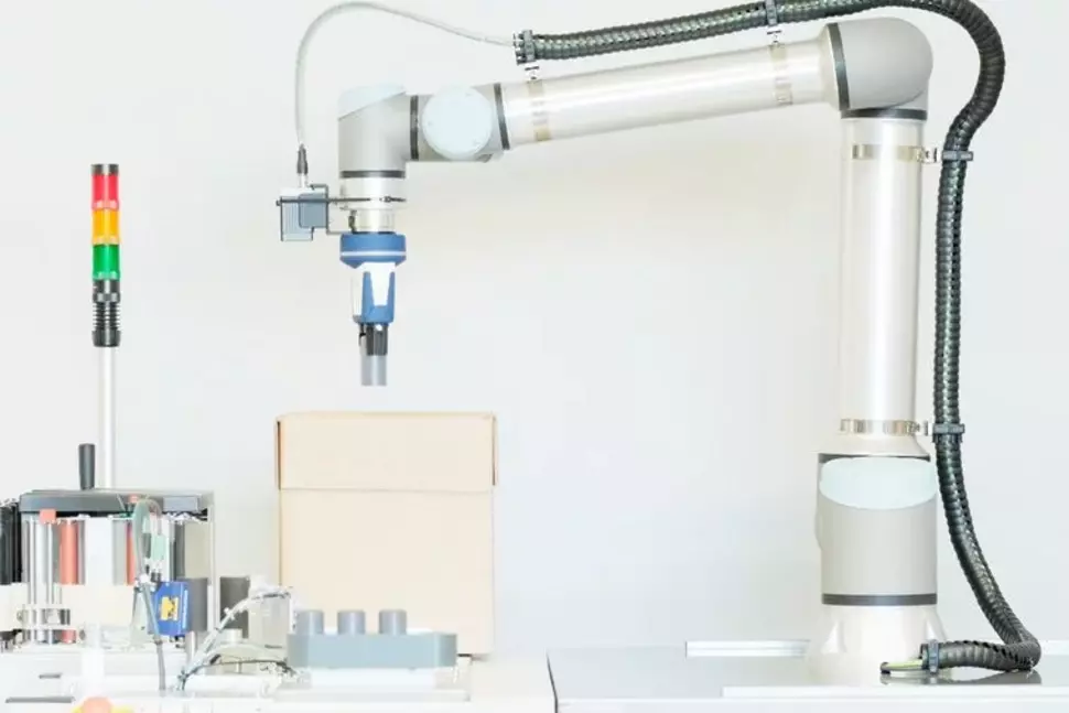 Robots in use in the packaging room at ROTOP Pharmaka GmbH, Dresden (Source: ROTOP Pharmaka GmbH)