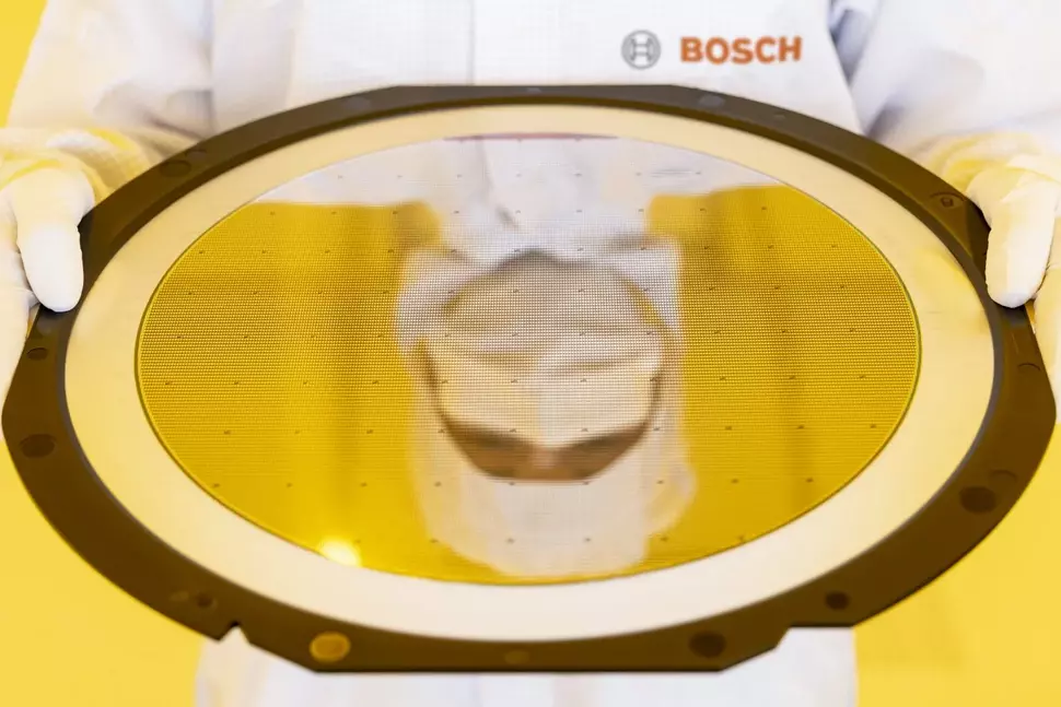 300 mm wafers with circuits from BOSCH in Dresden