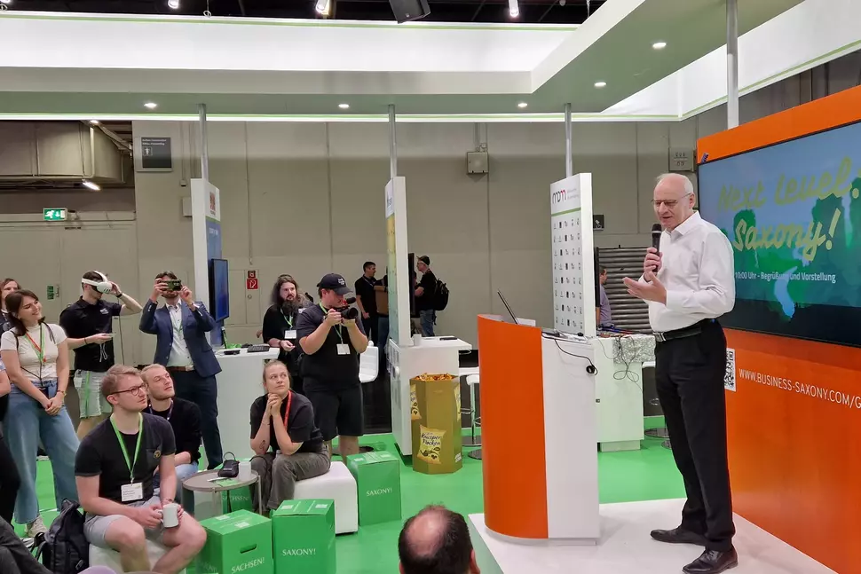 Messen,  Mikroelektronik,  gamescom,  Adult,  Belt,  Man