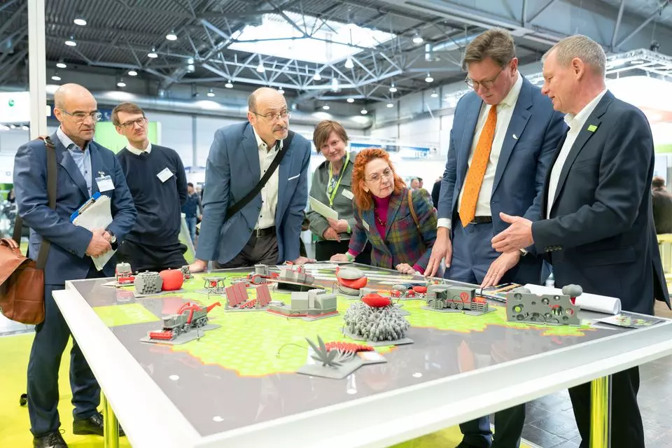 Auch Sachsens Landwirtschaftsminister Georg-Ludwig von Breitenbuch (2. v. r.) war vom 3D-Entdeckermodul zu den AgriFood-Innovationsprojekten beeindruckt.