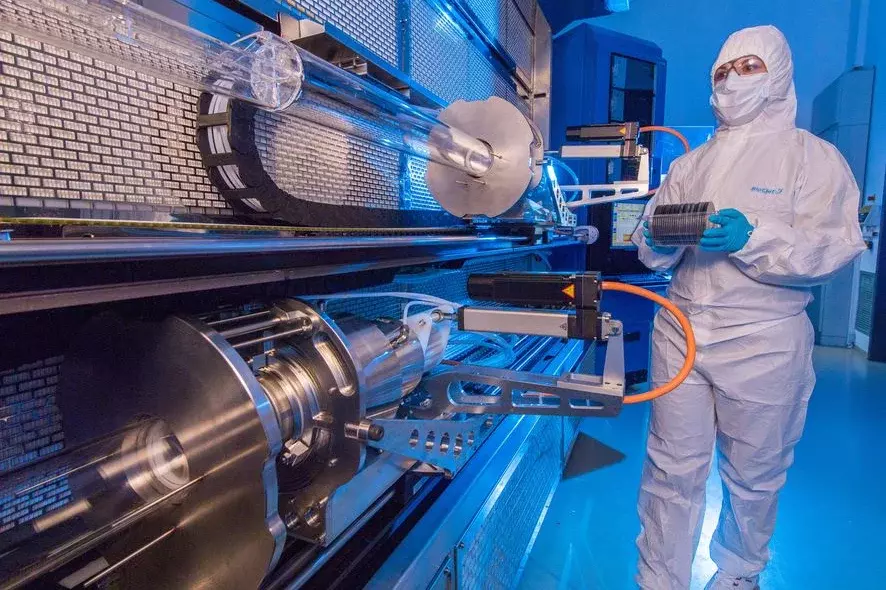 35PE employee at a system that refines GaAs wafers into GaAs power semiconductors in a high vacuum. (Source: 35PE/Kristin Schmidt)