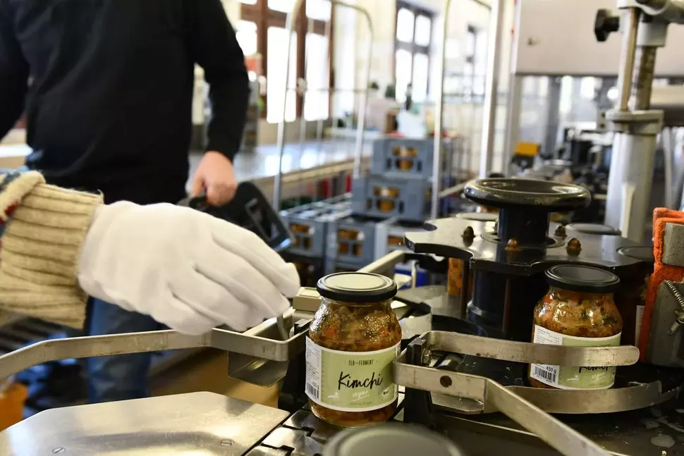 Elb-Ferment, Dresden: Labeling kimchi jars