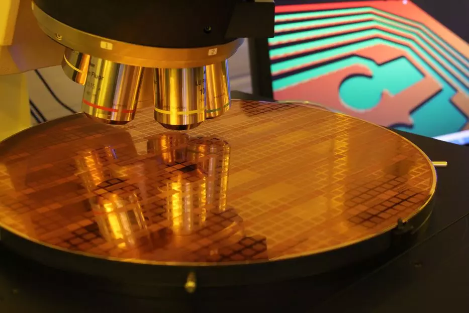 Mikroskopische Prüfung eines Wafers