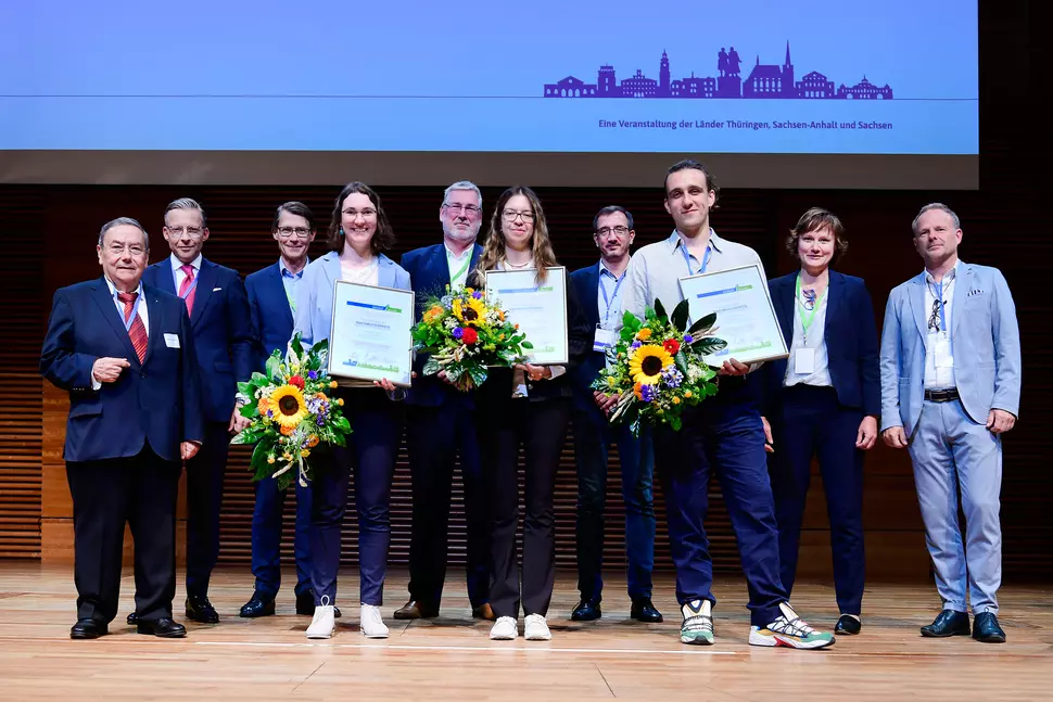 Die Preisträger Christiane Löffler, Natalie Grützmacher und Simon Fischer (v. l.) mit der Jury und Vertretern der drei Ernährungsnetzwerke (Quelle: Thüringer Ernährungsnetzwerk e.V./Barbara Neumann)