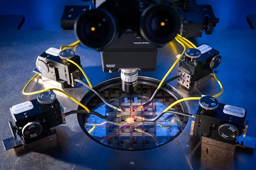 In the Fraunhofer IIS-EAS laboratory: Assessing the reliability of integrated transistors at the wafer level