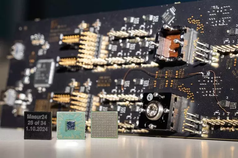 The image shows the “Masur24” chip developed at the Barkhausen Institute with the carrier board required for commissioning.
