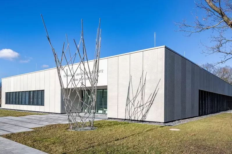 Außenansicht des neu errichteten Transmissionselektronenmikroskopiezentrums der TU Chemnitz
