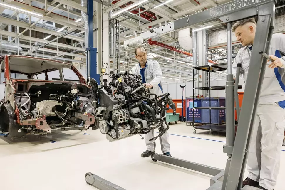 emoving the engine from an old Volkswagen T6 before it is dismantled.
