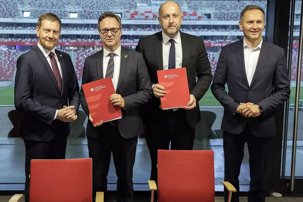 Unterzeichnung der Kooperationsvereinbarung zwischen WFS und PAIH (v.l.n.r.: Ministerpräsident Michael Kretschmer, WFS-Geschäftsführer Thomas Horn, PAIH-Geschäftsführer Andrzej Dycha und Rafał Rosiński, Staatssekretär im Ministerium für Digitalisierung der Republik Polen; Quelle: SK/Nikolai Schmidt)