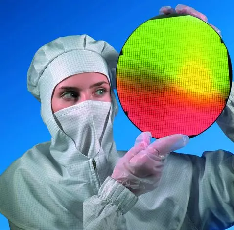 Woman with an Infineon wafer from Dresden (Source: Infineon Technologies Dresden)