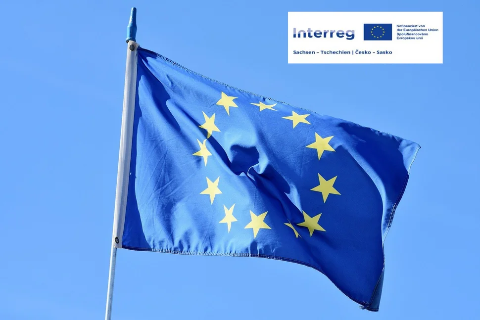 Flagge EU im Wind + Logo INTERREG Sachsen-Polen