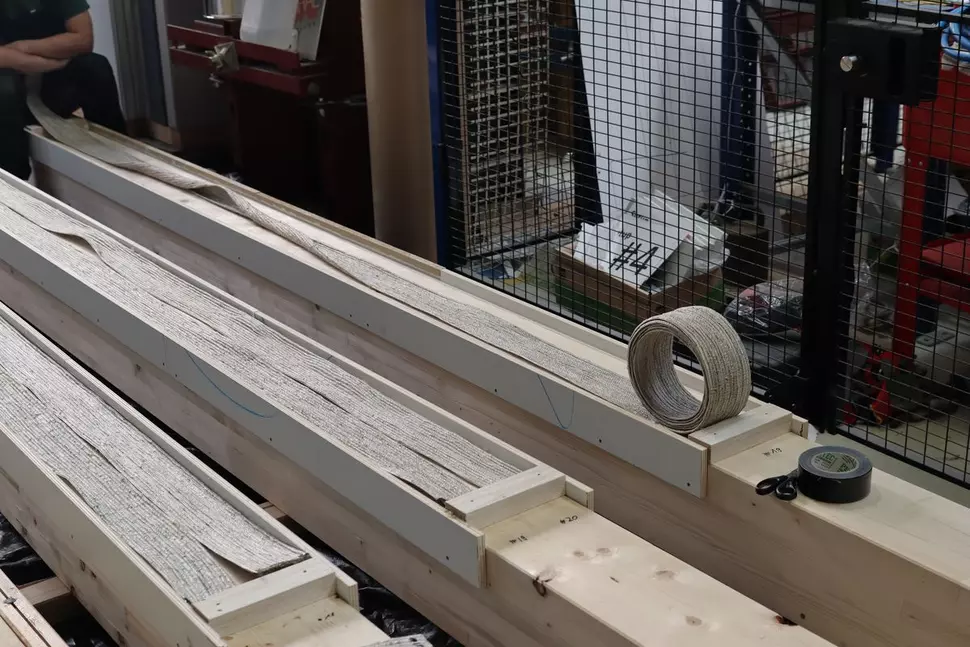 Application of hemp bast strips on wooden beams