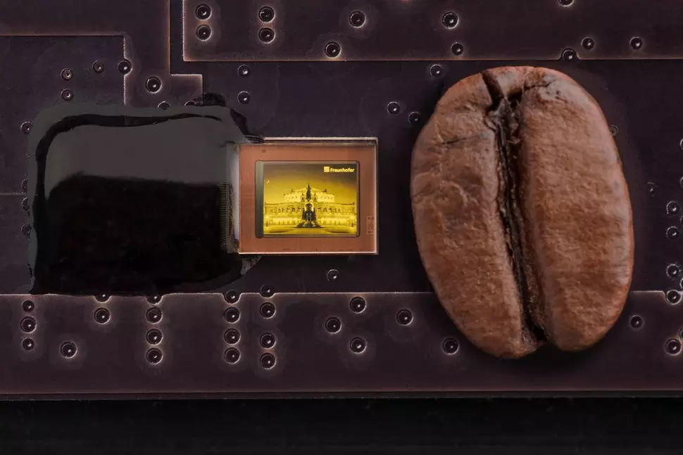 OLED microdisplay with resolution of 1440x1080 pixel and the world´s smallest pixel of 2.5 µm