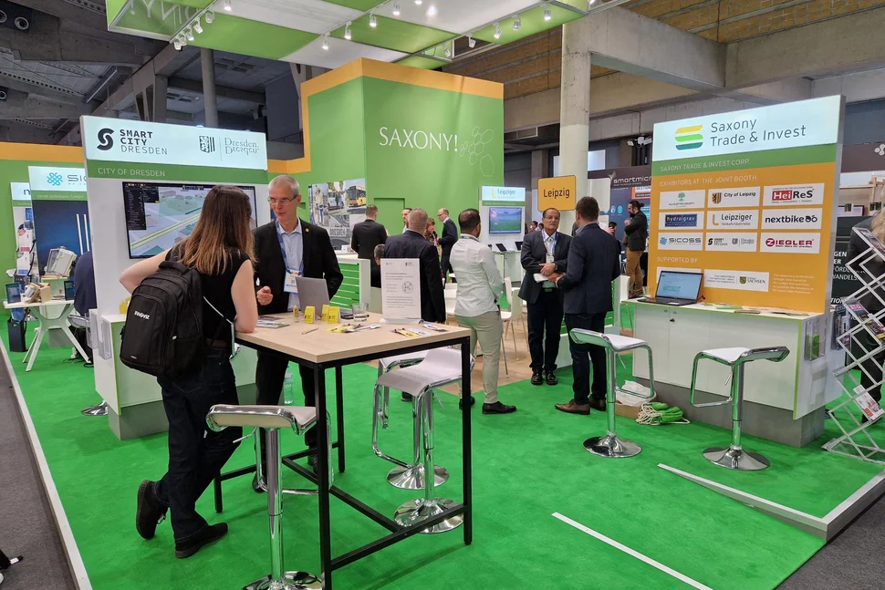 Aussteller und Besucher auf dem Gemeinschaftsstand SACHSEN! auf Messe Smart City Expo World Congress 2025