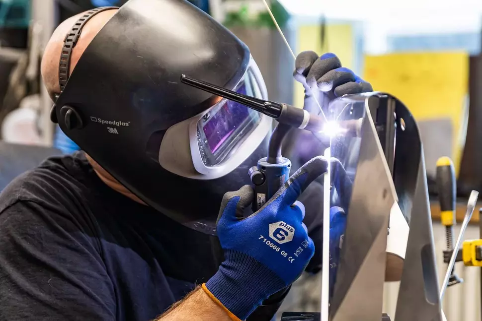 FormeFab, Freital: Employee manufacturing a mold shoulder