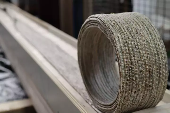 Application of hemp bast strips on wooden beams