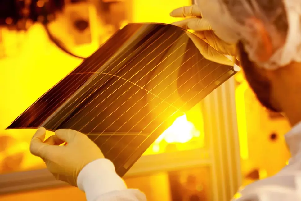 Solarfolie in der Produktion (Quelle: Heliatek GmbH, Dresden / Fotograf: Tim Deussen, Berlin)