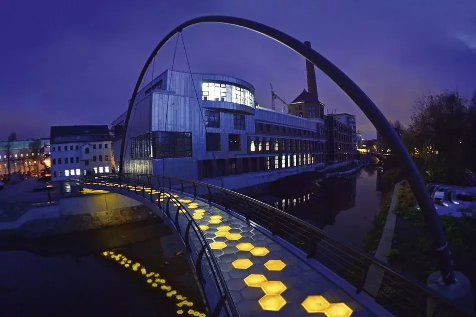 A unique pedestrian bridge spanning the river next to the former Haase factory in Chemnitz. The bridge is a lightweight construction.
