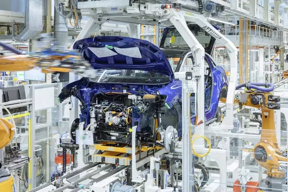 Finishing touches for an ID.4 in the VW Zwickau plant: Screwing the powertrain to the car body. (Source: Volkswagen)