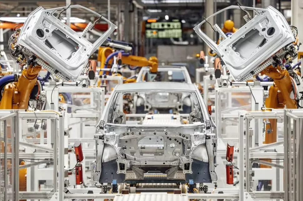 Volkswagen Sachsen, door installation by robot (Source: Volkswagen)