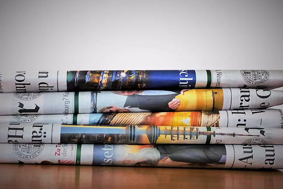 Stack of newspapers (Source: kalhh / pixabay)