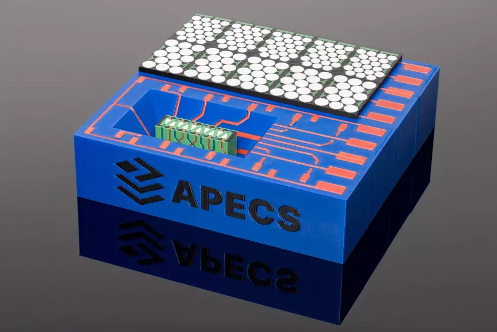 3D printing of a demonstrator for quasi-monolithic integration with a chiplet in the pocket.