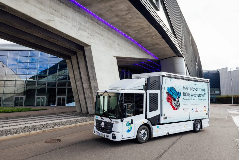 Lkw mit H2-Verbrennungsmotor vor dem BMW-Werk Leipzig (von der Seite)