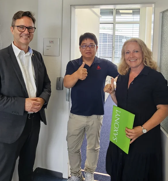 WFS Managing Director Thomas Horn and Cornelia Probst, a member of the Investor Relations team at WFS, congratulate Yung-Meng Tu, CEO of TPC Germany GmbH, on the company’s first anniversary at its Dresden location.