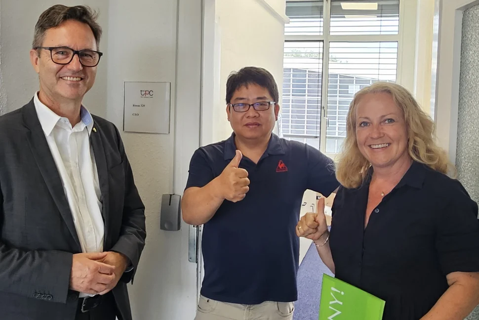 WFS Managing Director Thomas Horn and Cornelia Probst, a member of the Investor Relations team at WFS, congratulate Yung-Meng Tu, CEO of TPC Germany GmbH, on the company’s first anniversary at its Dresden location.