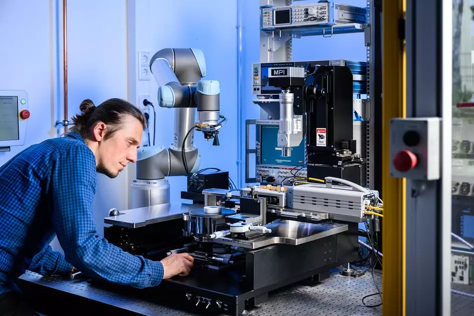 Measurement of a chiplet assembly in the Fraunhofer IIS laboratory in Dresden