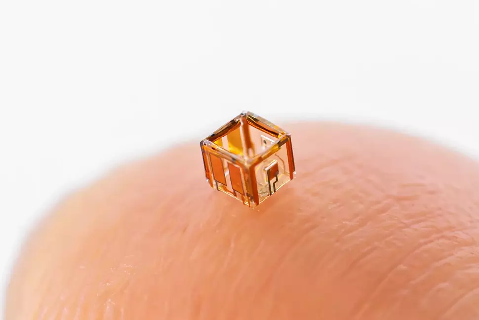 3D modular microrobot – called Smartlet – on a fingertip. (Source: Chemnitz University of Technology / photo: Jacob Müller)