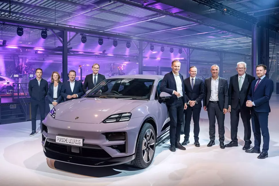 Porsche feiert den Start der Elektromobilität in seinem Leipziger Werk mit prominenten Gästen (v.l.n.r.): Timo Bernhard, Porsche Markenbotschafter, Prof. Dr. Lucia A. Reisch, Sprecherin des Porsche Nachhaltigkeitsbeirats, Gerd Rupp, Vorsitzender der Geschäftsführung der Porsche Leipzig GmbH, Burkhard Jung, Oberbürgermeister der Stadt Leipzig, Oliver Blume, Vorstandsvorsitzender der Porsche AG, Dr. Volker Wissing, Bundesminister für Digitales und Verkehr, Albrecht Reimold, Vorstand Produktion und Logistik der Porsche AG, Winfried Kretschmann, Ministerpräsident von Baden-Württemberg, sowie Michael Kretschmer, Ministerpräsident Freistaat Sachsen. (Quelle: Porsche)