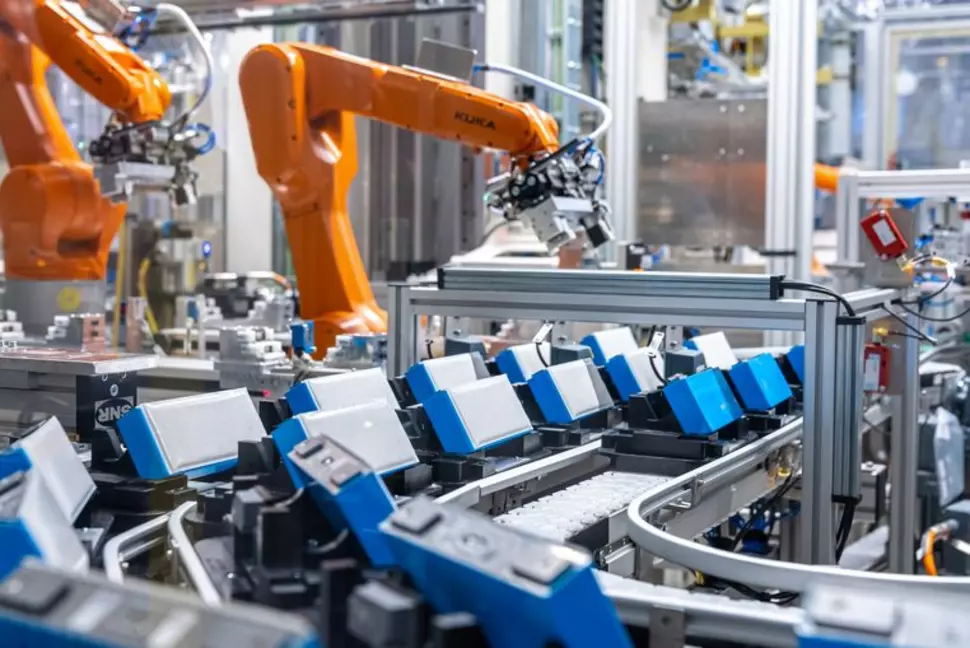 BMW is further expanding the production of battery components in its plant in Saxony. All told, ten new production lines will be set up by 2024, including three battery module lines, five lines for the coating of cells as well as two high-voltage battery assembly lines. (Source: BMW Group)