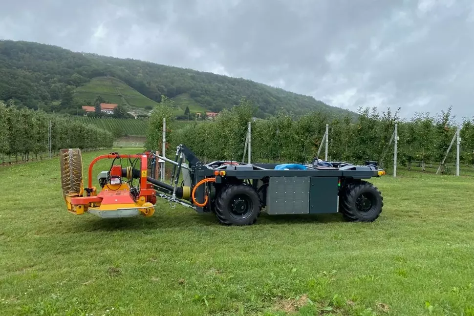 Der ELWOBOT auf den Versuchsflächen des LfULG in Pillnitz, mit dem Gerät fürs Mähen und Mulchen der Fahrgassen. (© LfULG/ Burkhard Lehmann)