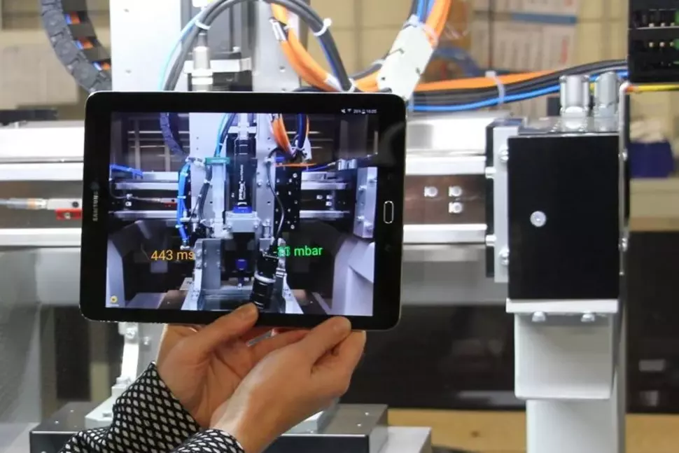 XENON Smart Support combines advanced augmented reality (AR) with real-time communication to connect a technician on site with a XENON expert. (Source: XENON Automatisierungstechnik GmbH, Dresden)