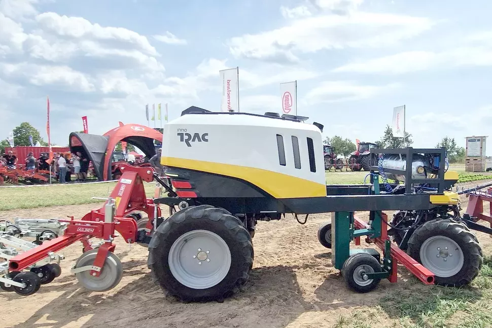 InnoTRAC 2020 GmbH, a consortium of several companies in Saxony, has developed the CAESAR field robot, an autonomous, universal device carrier for commercially available attachments.