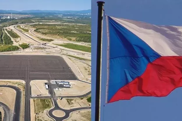 Bildkombination aus Luftaufnahme BMW-Entwicklungszentrum Sokolov und tschechischer Flagge