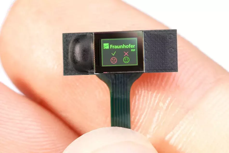 Ultra-bright and ultra-low-power microdisplay (Source: Fraunhofer FEP Dresden / Claudia Jacquemin)