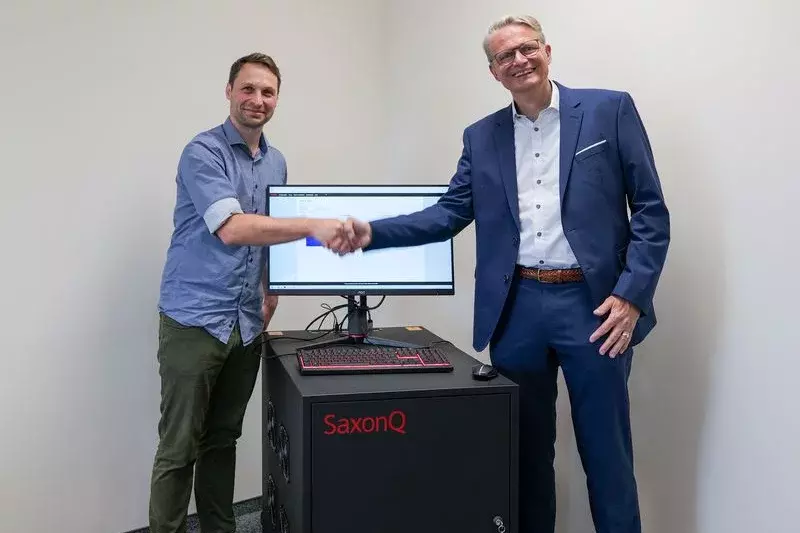 The new quantum computer at Fraunhofer IWU Dresden: handover and commissioning on June 11, 2025. Left: Dipl.-Ing. Albrecht Hänel, Head of the IWU Digital Production Twin Department; right: Prof. Marius Grundmann, Co-CEO of SaxonQ GmbH.