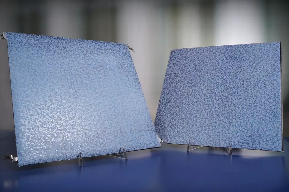 Freely combinable facade elements with decorative film – on the left, a PV module and, on the right, a sheet metal facade element without PV functionality.