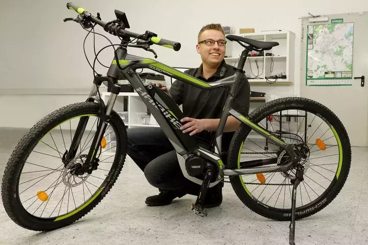Liofit expert during the final test of an e-bike battery (Source: Liofit GmbH, Kamenz)