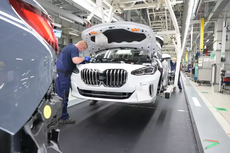 Final assembly of the 2-series Active Tourer in the BMW Plant Leipzig. (Source: BMW)