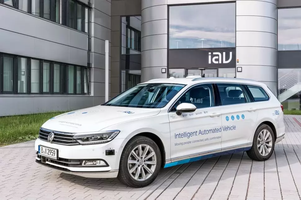 For years, IAV has been covering the approximately 70-kilometer route from Chemnitz to Dresden Airport in a converted VW Golf in a highly automated process. (Source: IAV GmbH, Chemnitz / Stollberg) 